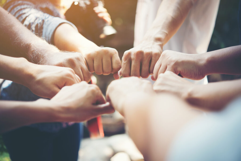 Des mains unies dans un geste de solidarité et de collaboration.