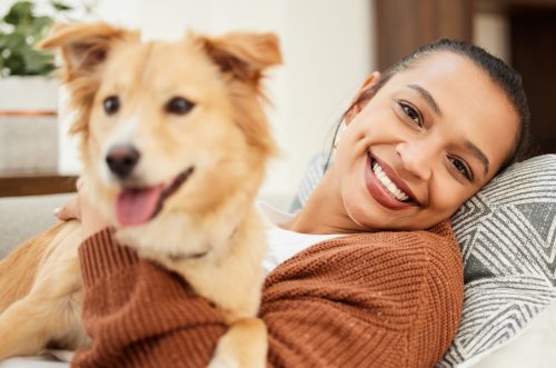 Complicité entre une femme et son chien : le bien-être au quotidien